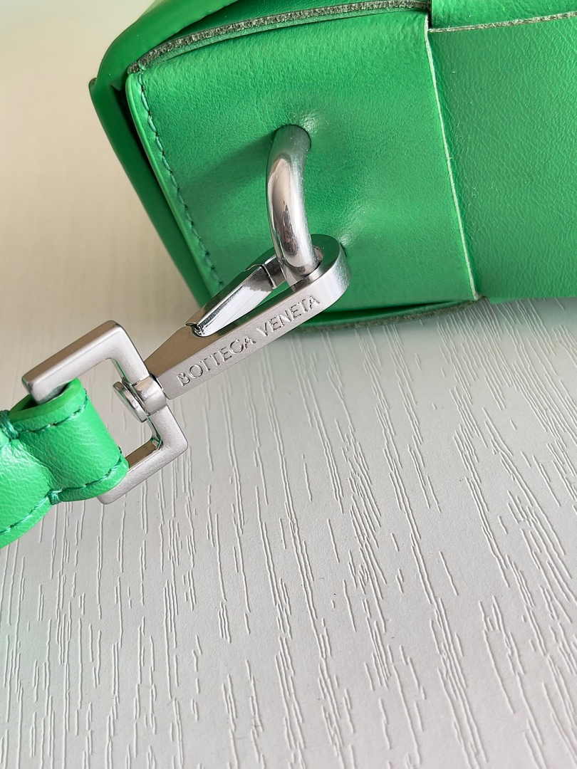 Bottega Veneta Cassette With Versatile Strap 741777 Calfskin Green