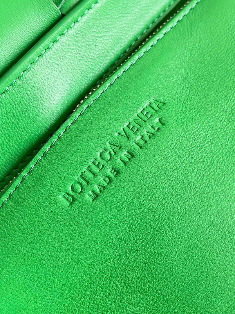 Bottega Veneta Cassette With Versatile Strap 741777 Calfskin Green