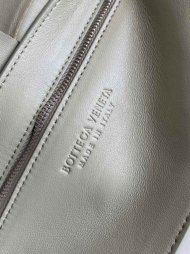 Bottega Veneta Cassette With Versatile Strap 741777 Calfskin Light Green