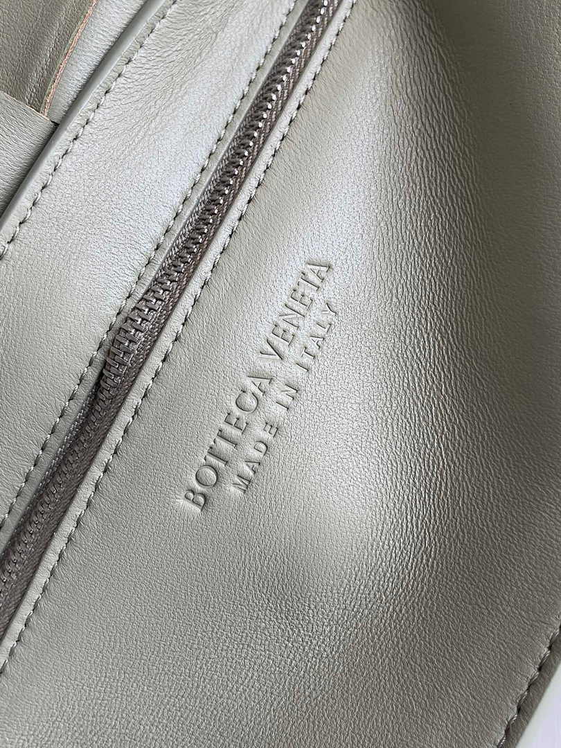 Bottega Veneta Cassette With Versatile Strap 741777 Calfskin Light Green