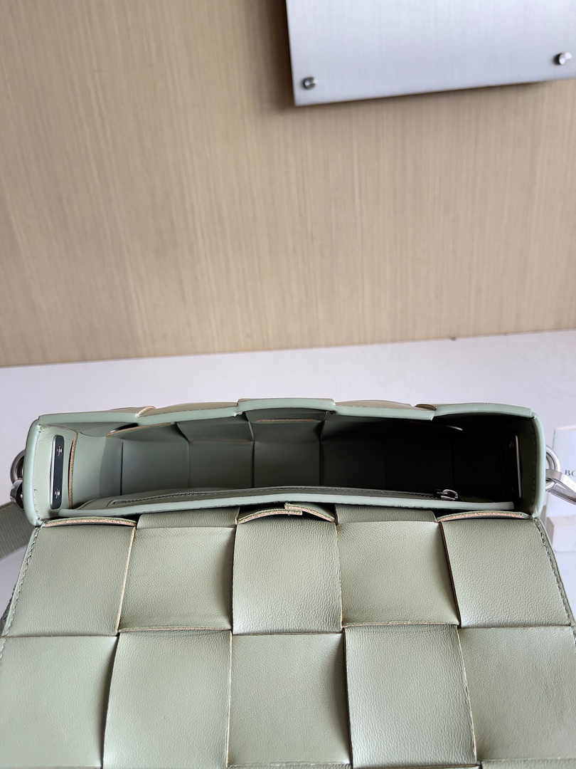 Bottega Veneta Cassette With Versatile Strap 741777 Calfskin Light Green
