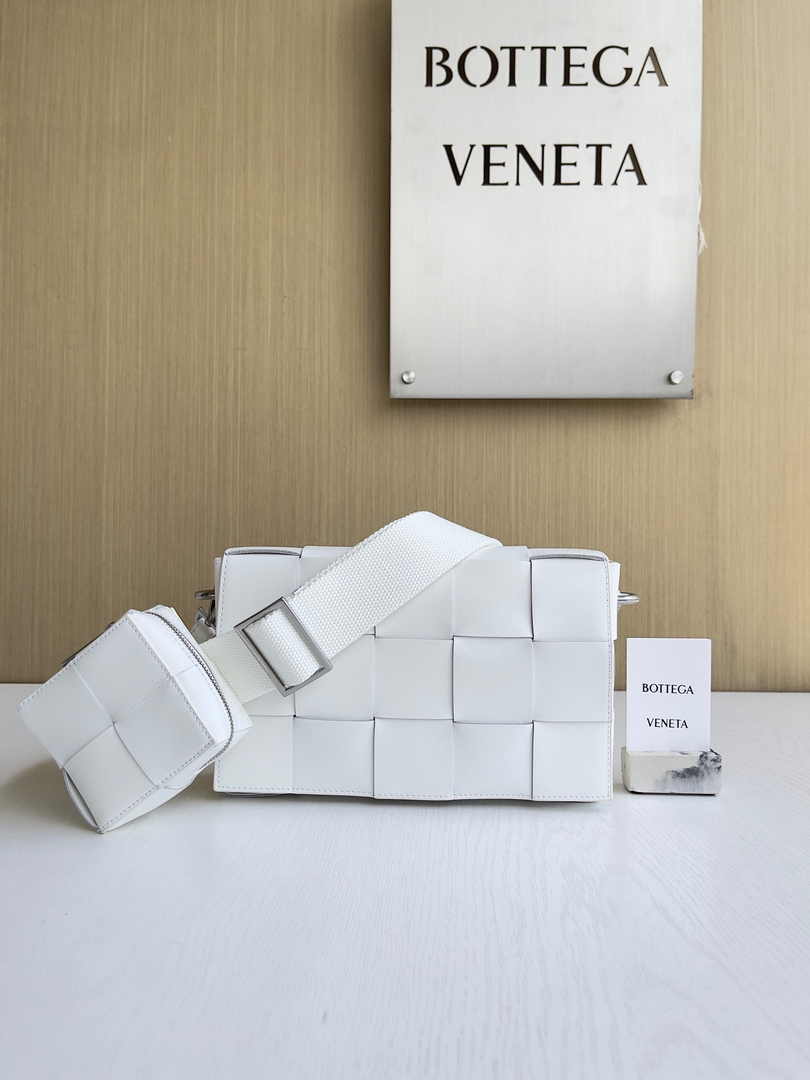 Bottega Veneta Cassette With Versatile Strap 741777 Calfskin White