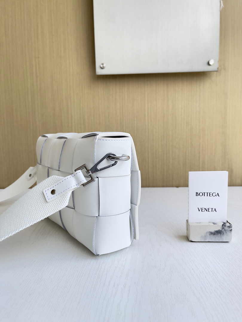 Bottega Veneta Cassette With Versatile Strap 741777 Calfskin White