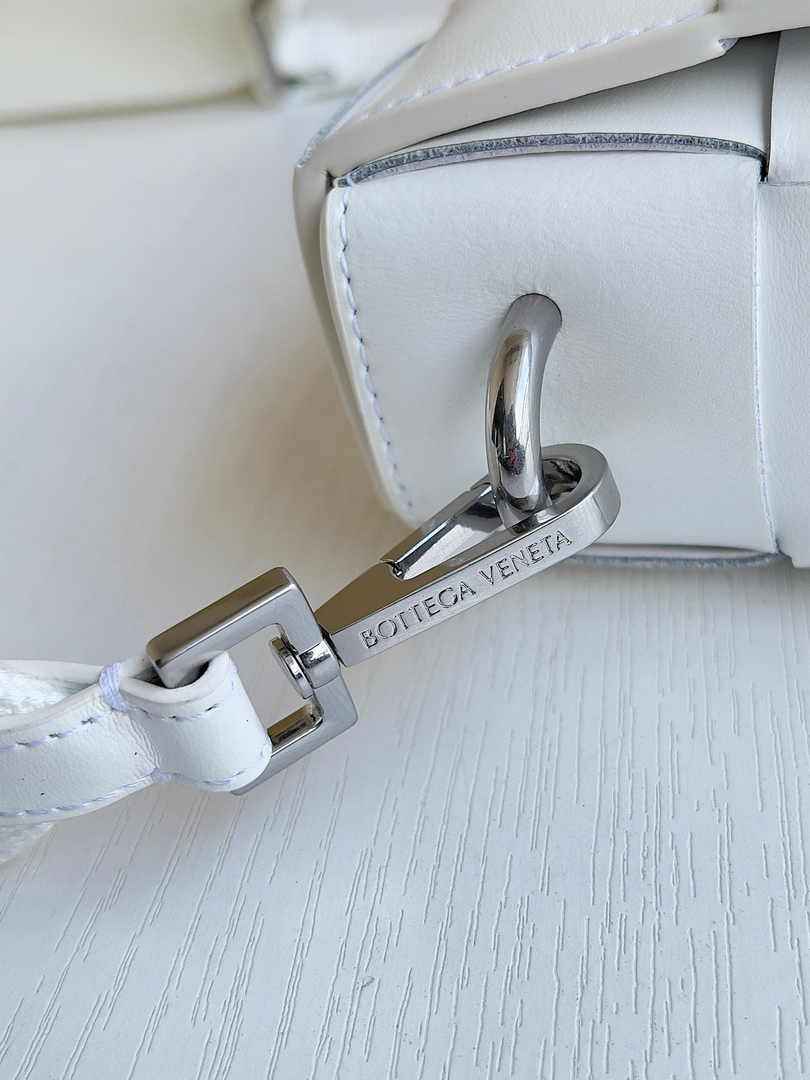 Bottega Veneta Cassette With Versatile Strap 741777 Calfskin White