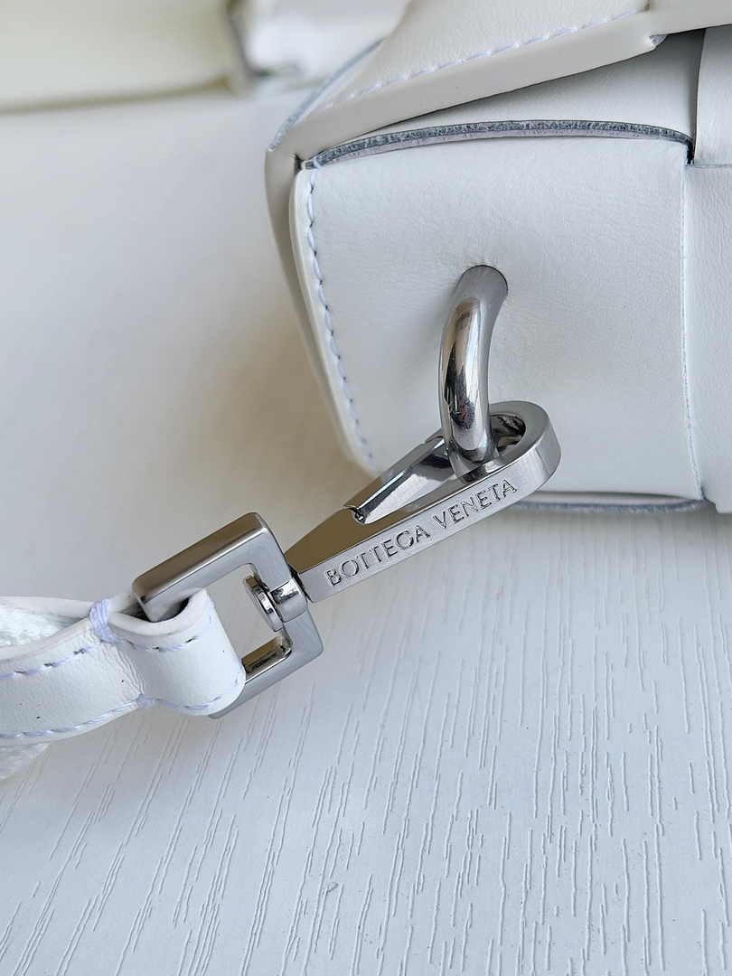 Bottega Veneta Cassette With Versatile Strap 741777 Calfskin White