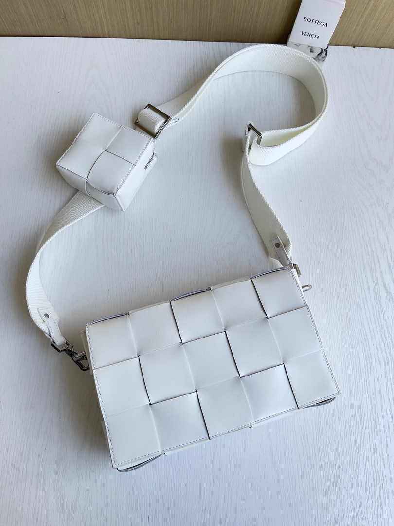 Bottega Veneta Cassette With Versatile Strap 741777 Calfskin White