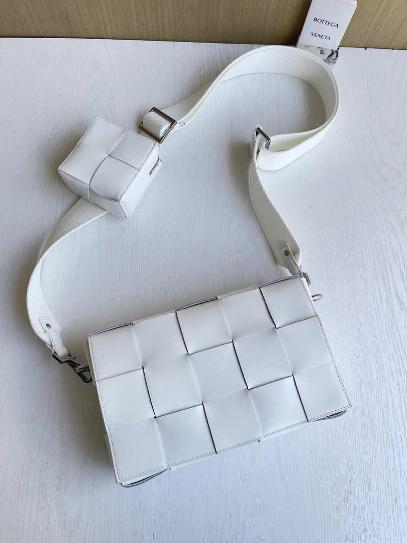 Bottega Veneta Cassette With Versatile Strap 741777 Calfskin White