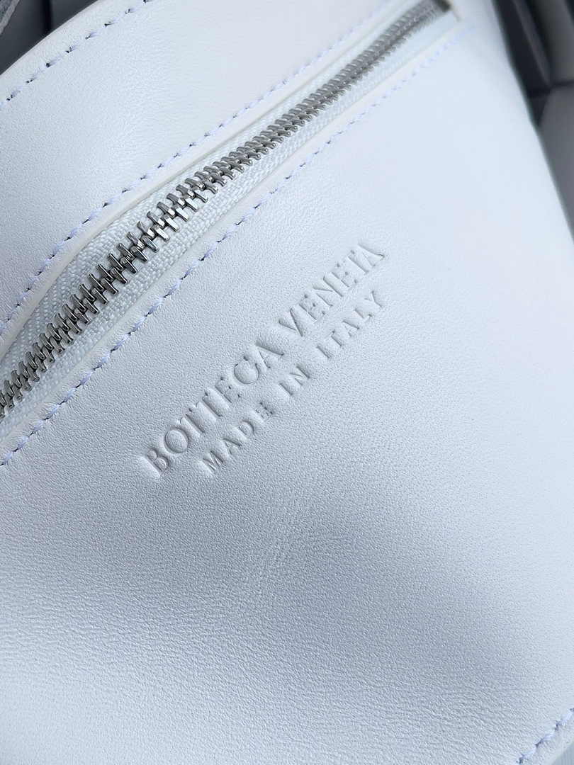 Bottega Veneta Cassette With Versatile Strap 741777 Calfskin White