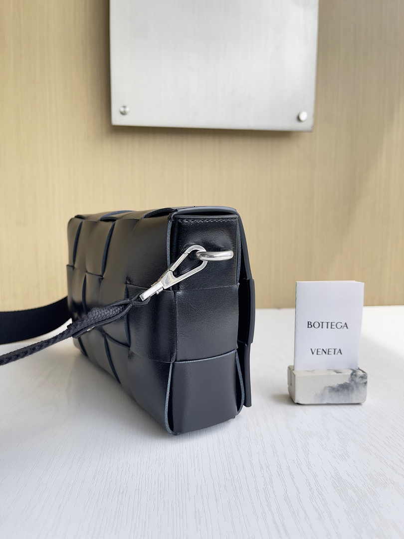 Bottega Veneta Cassette With Versatile Strap 741777 Calfskin Black