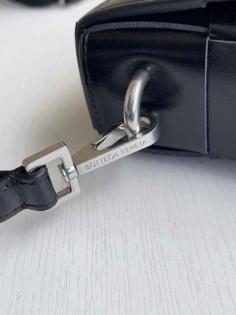 Bottega Veneta Cassette With Versatile Strap 741777 Calfskin Black