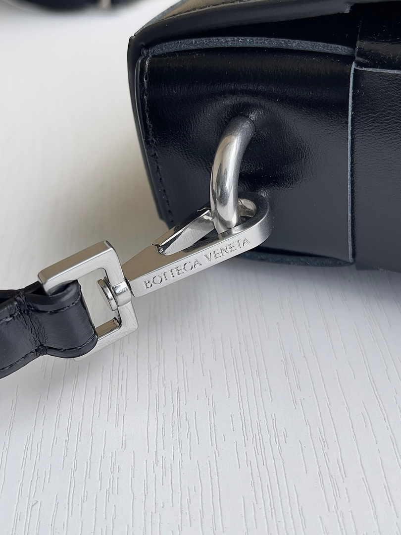 Bottega Veneta Cassette With Versatile Strap 741777 Calfskin Black