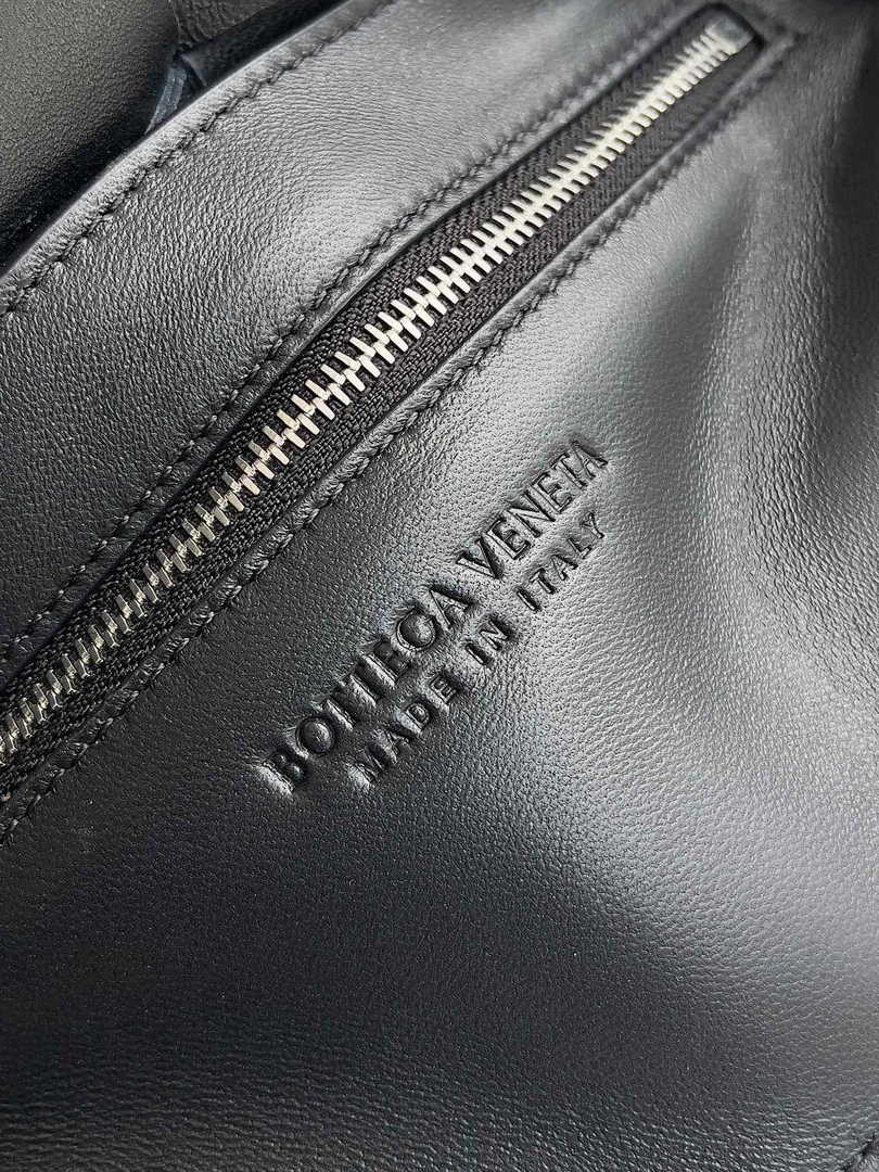 Bottega Veneta Cassette With Versatile Strap 741777 Calfskin Black
