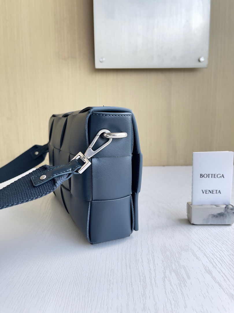 Bottega Veneta Cassette With Versatile Strap 741777 Calfskin Navy Blue