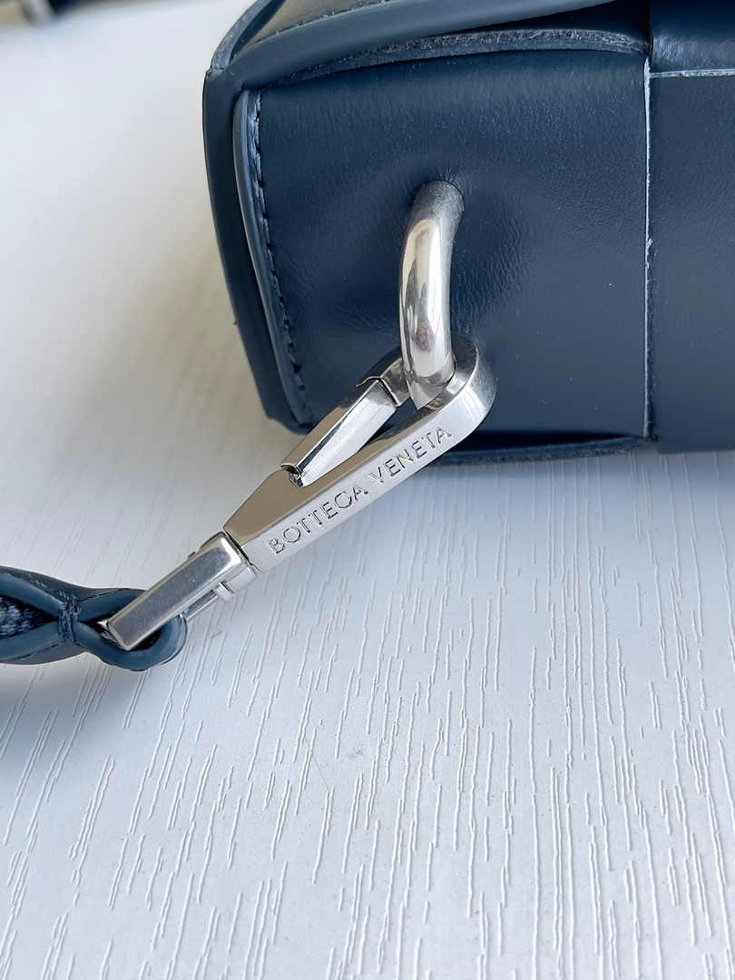 Bottega Veneta Cassette With Versatile Strap 741777 Calfskin Navy Blue