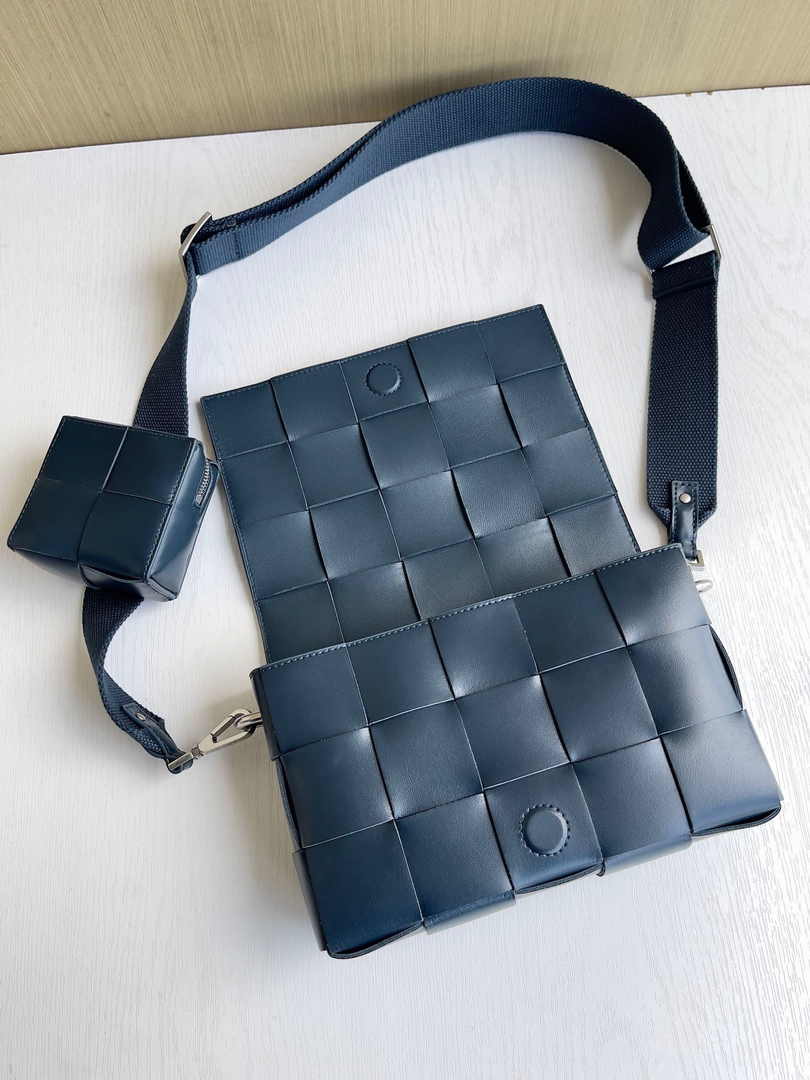 Bottega Veneta Cassette With Versatile Strap 741777 Calfskin Navy Blue