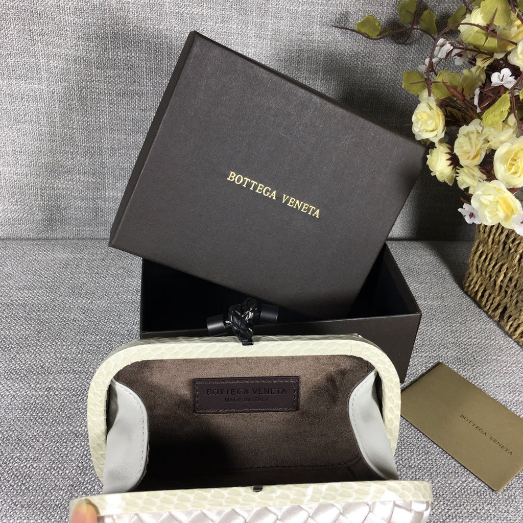 Bottega Veneta Knot 717622 Silk White