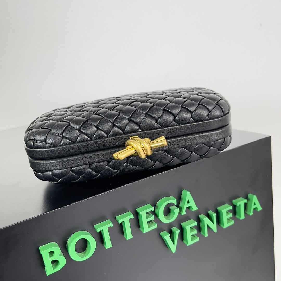Bottega Veneta Knot Black Calfskin 717622