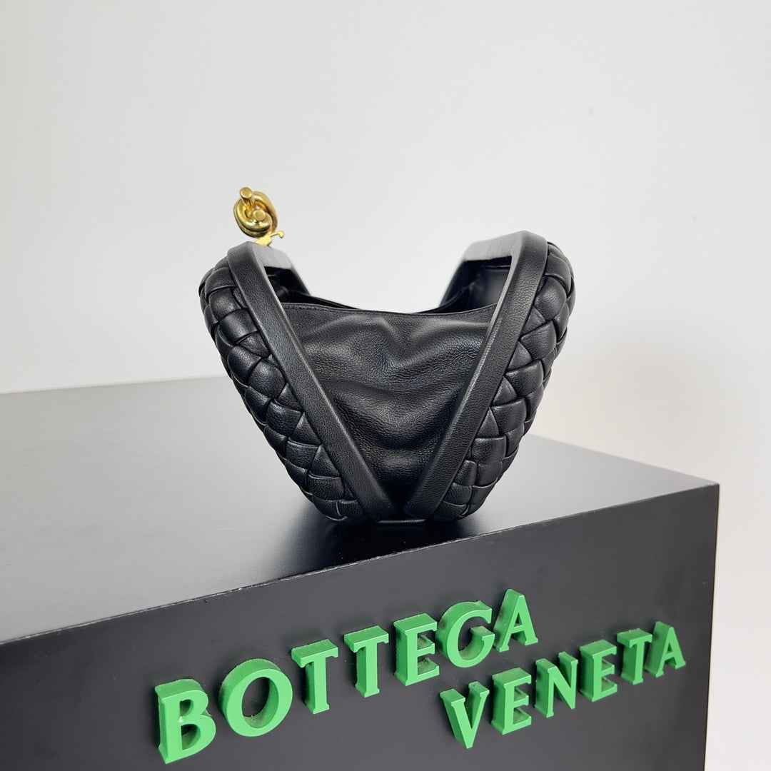 Bottega Veneta Knot Black Calfskin 717622