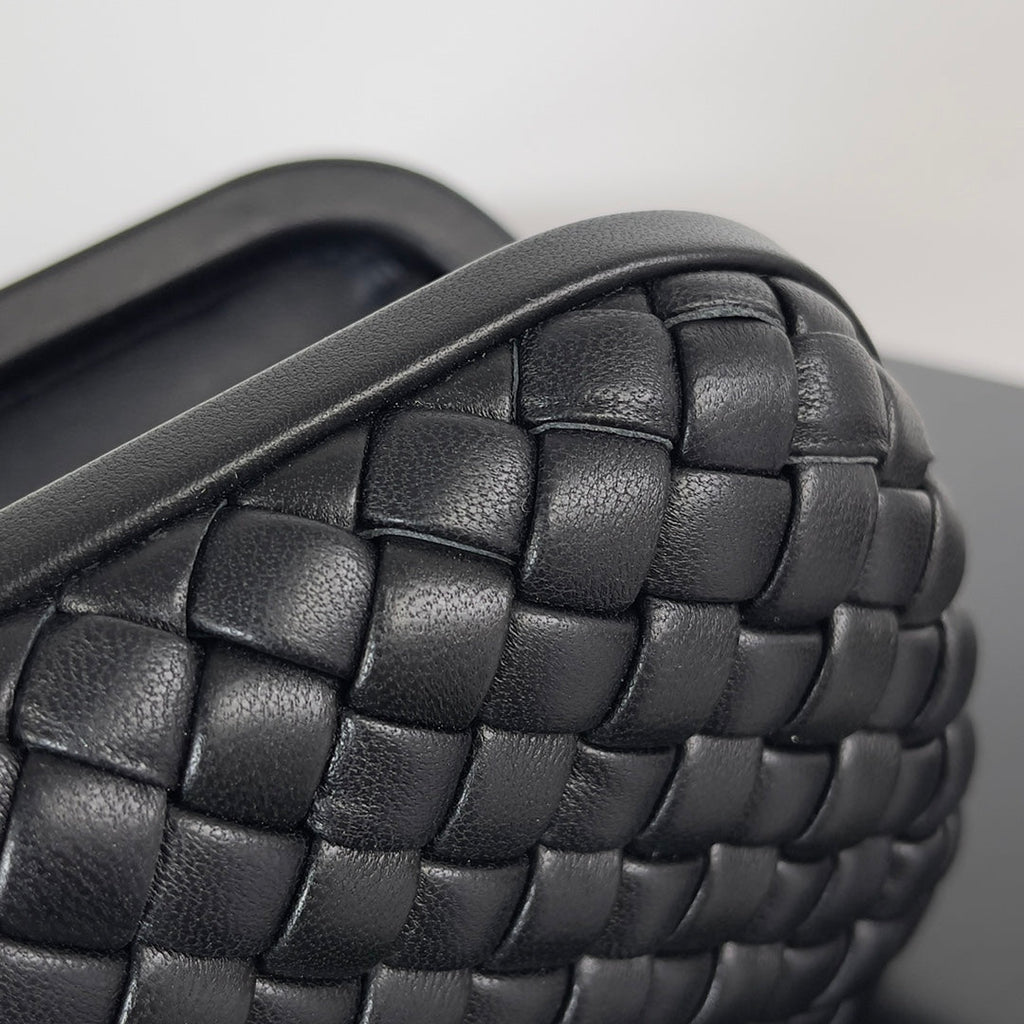 Bottega Veneta Knot Black Calfskin 717622