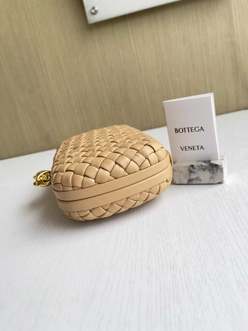 Bottega Veneta Knot Beige Calfskin 717622