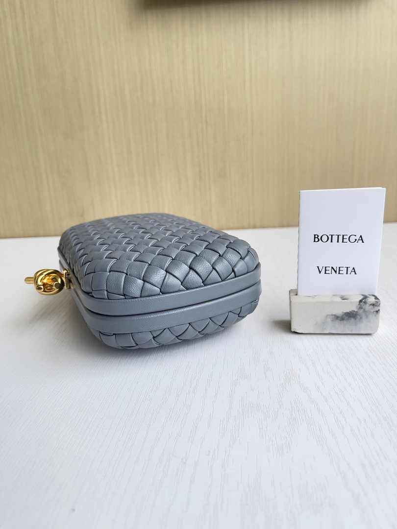 Bottega Veneta Knot Gray Calfskin 717622