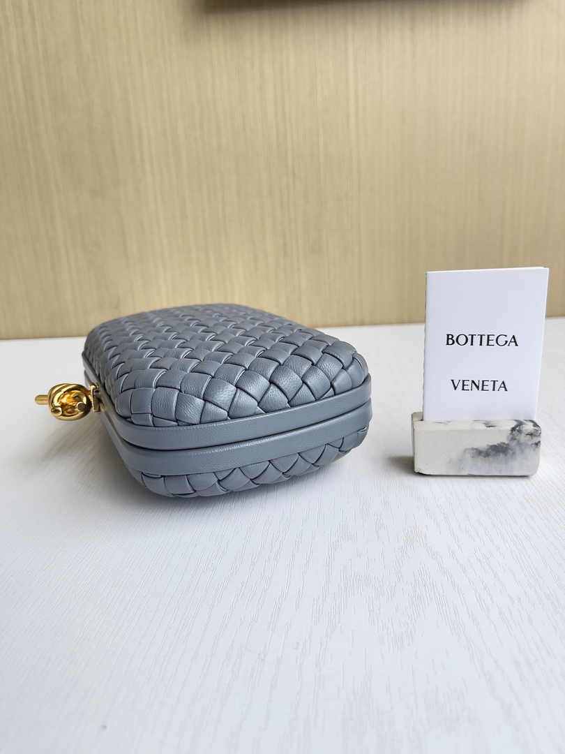 Bottega Veneta Knot Gray Calfskin 717622