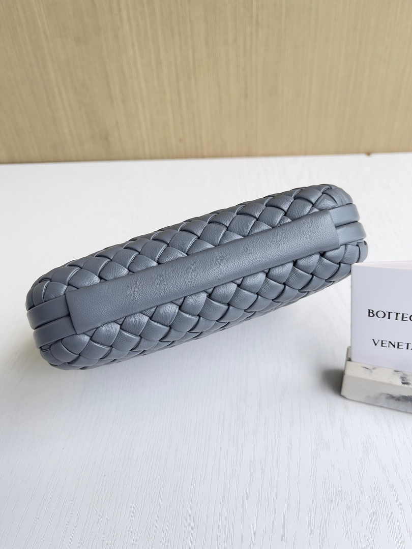 Bottega Veneta Knot Gray Calfskin 717622