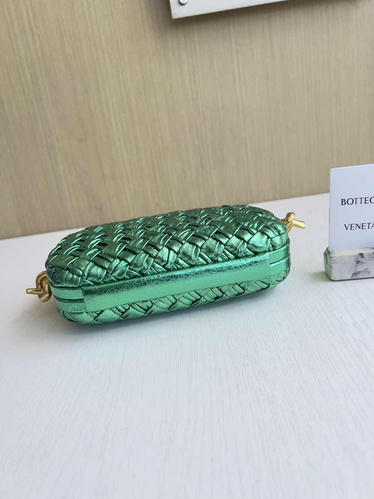 Bottega Veneta Knot With Chain 717623 Calfskin Green