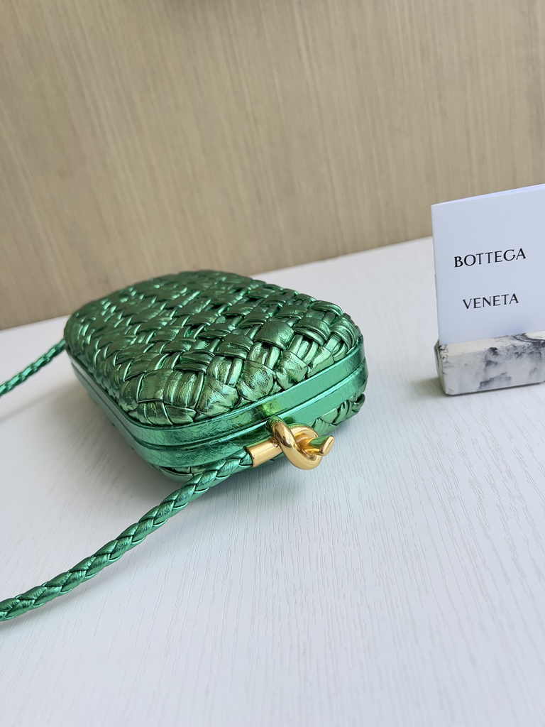 Bottega Veneta Knot With Chain 717623 Calfskin Green