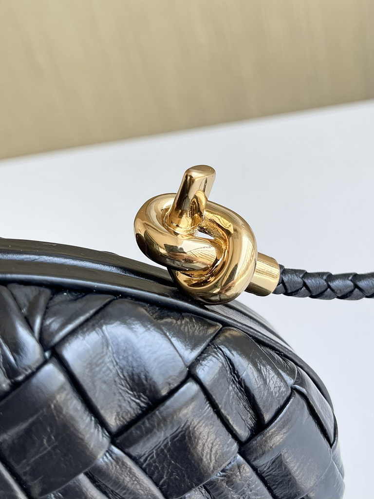 Bottega Veneta Knot With Chain 717623 Black Calfskin