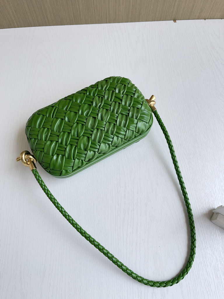 Bottega Veneta Knot With Chain 717623 Green Calfskin