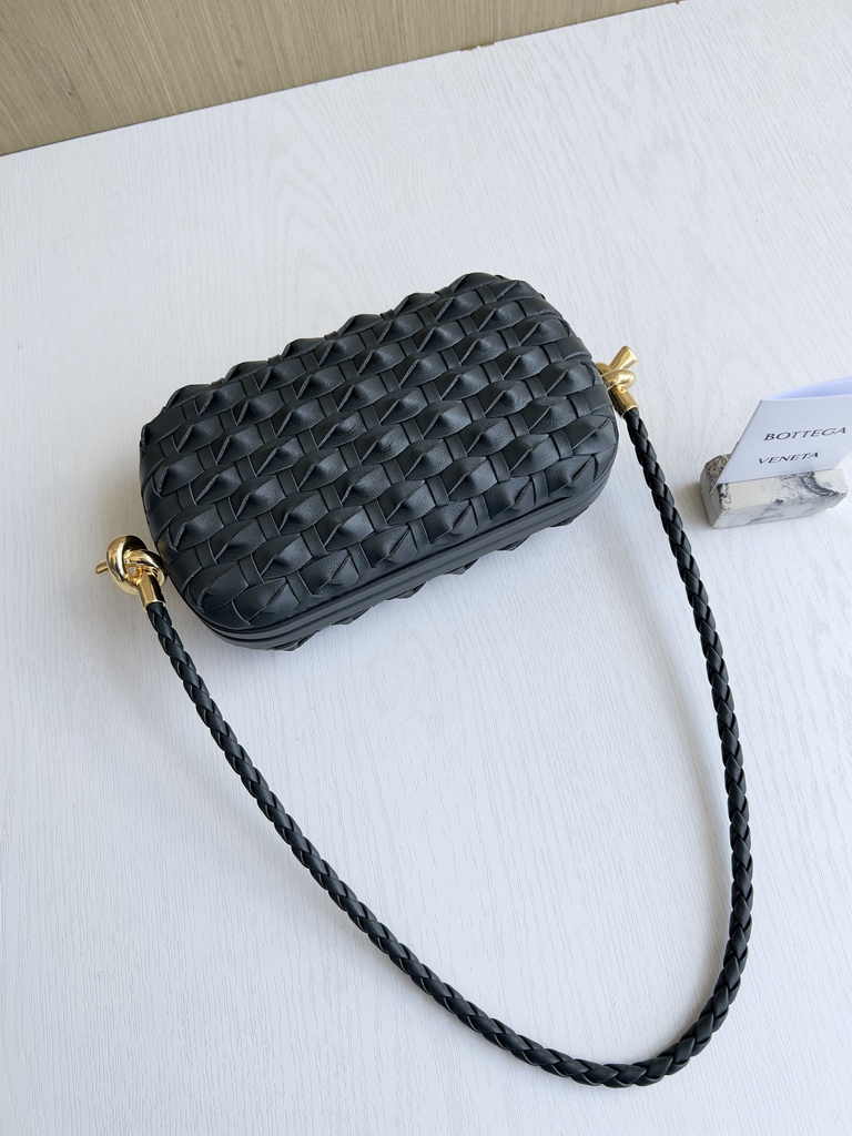 Bottega Veneta Knot With Chain 717623 Lambskin Dark Green