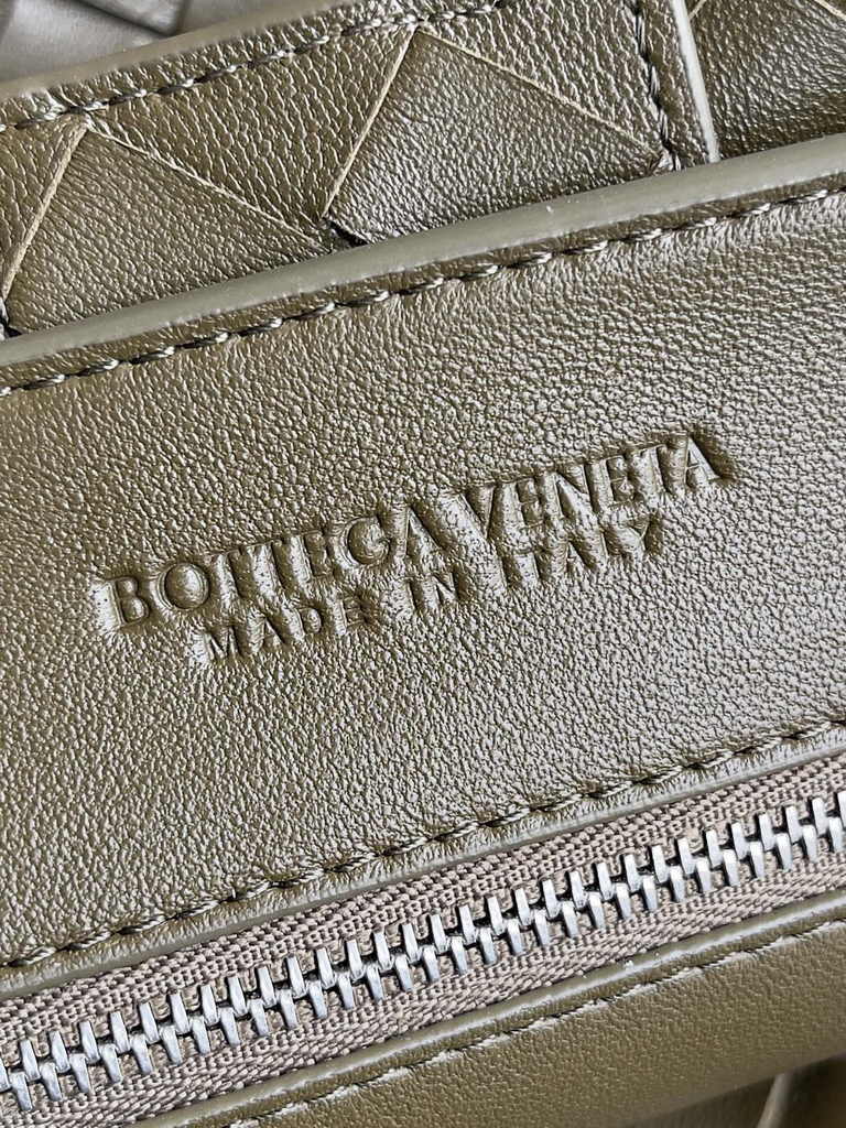 Bottega Veneta Large Andiamo Bag 766019 army Green Lambskin bonded Intrecciato