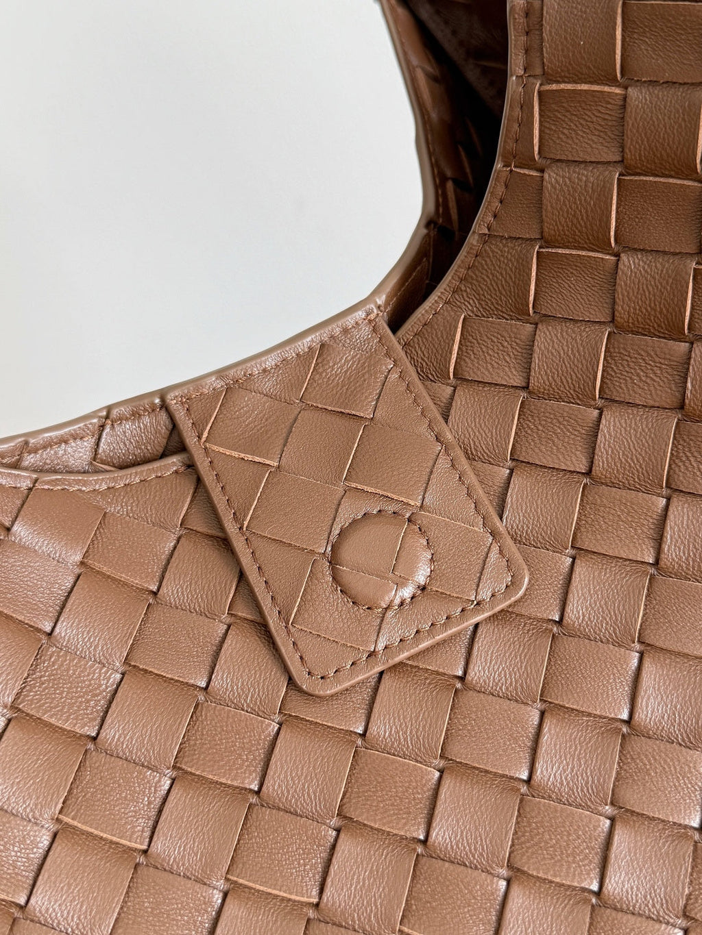 Bottega Veneta Large Campana Bag 844250 in Brown