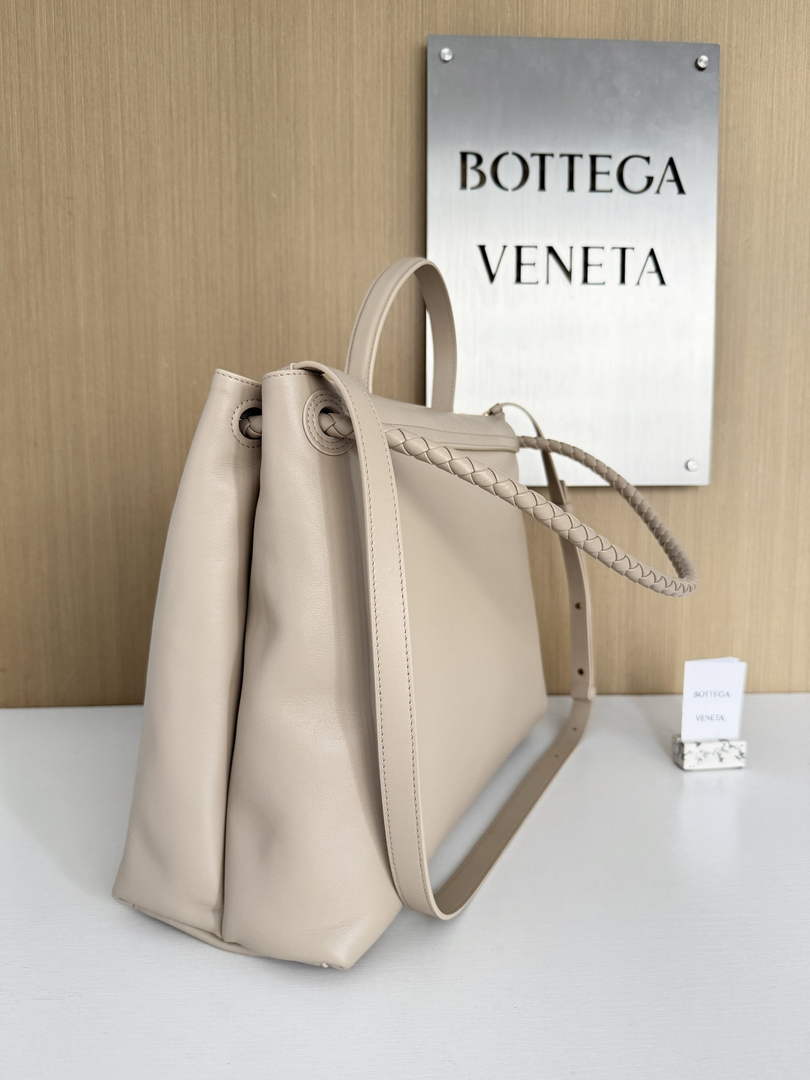 Bottega Veneta Large Ciao Ciao 826195 in Dark Beige Calfskin