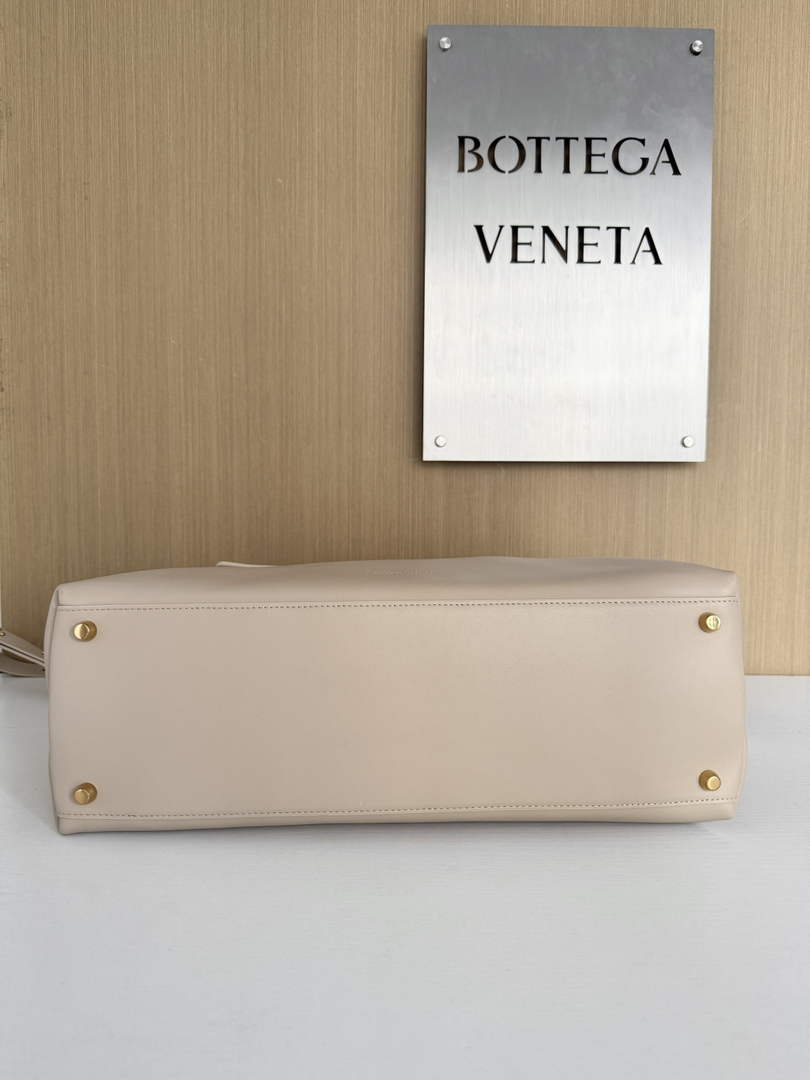 Bottega Veneta Large Ciao Ciao 826195 in Dark Beige Calfskin