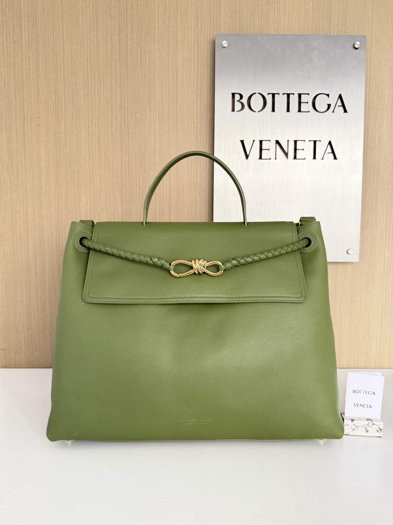 Bottega Veneta Large Ciao Ciao 826195 in Green Calfskin
