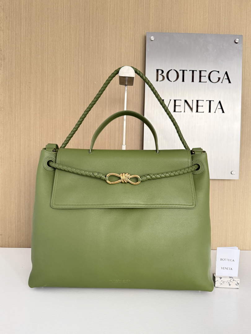 Bottega Veneta Large Ciao Ciao 826195 in Green Calfskin