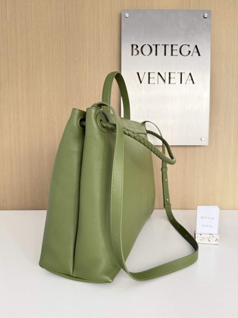 Bottega Veneta Large Ciao Ciao 826195 in Green Calfskin