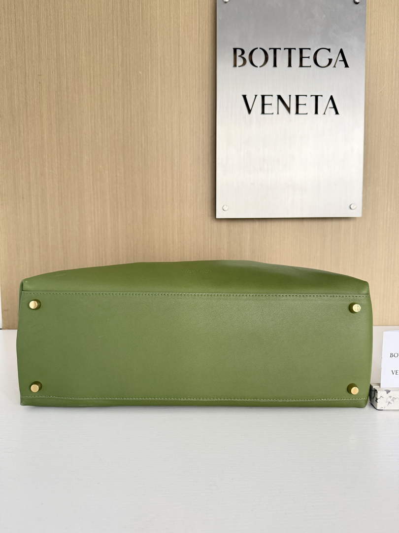 Bottega Veneta Large Ciao Ciao 826195 in Green Calfskin