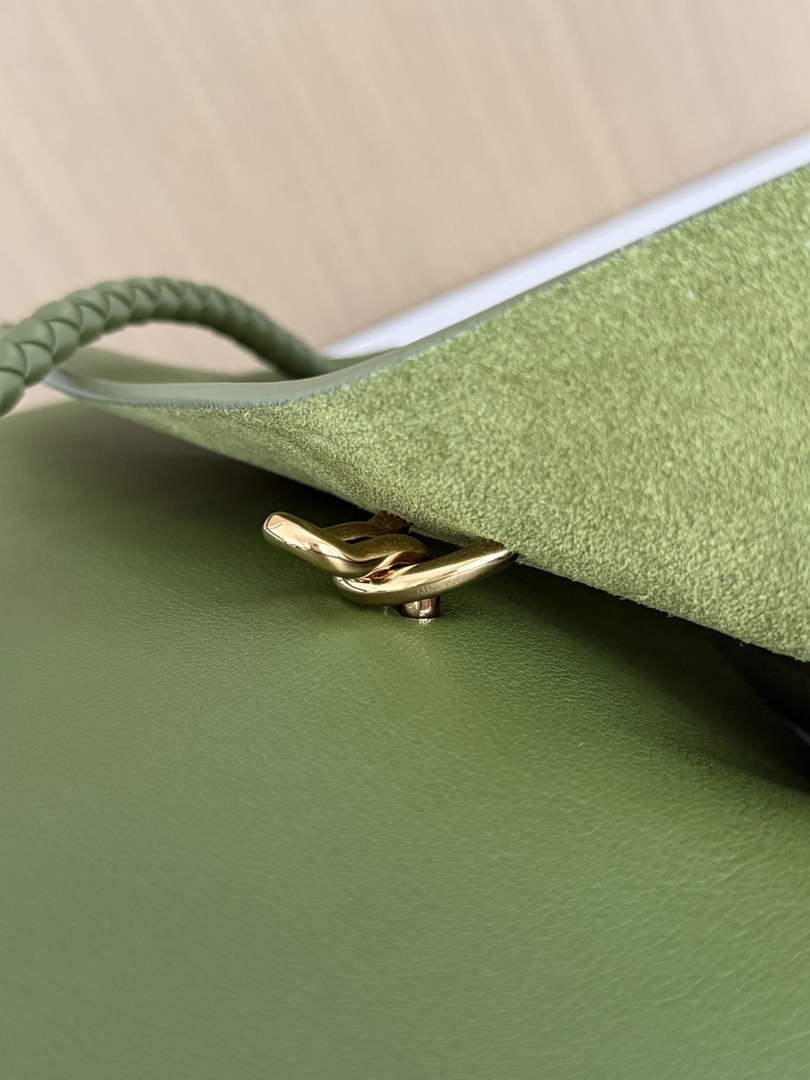 Bottega Veneta Large Ciao Ciao 826195 in Green Calfskin