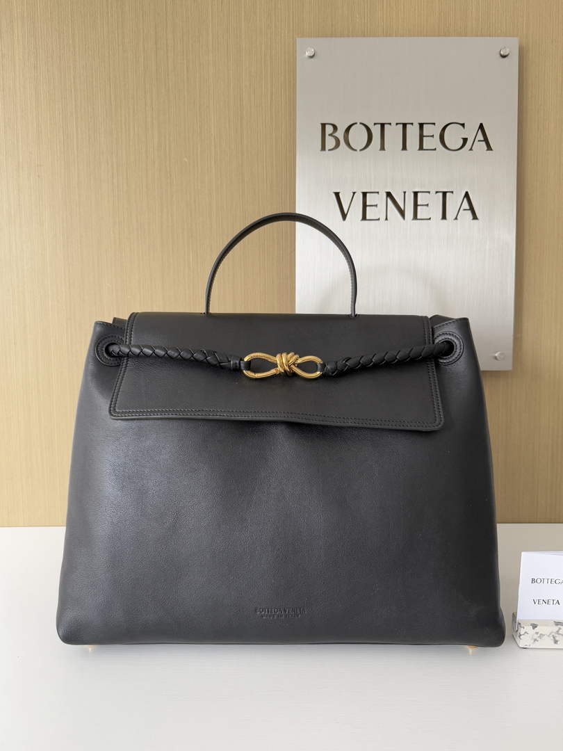 Bottega Veneta Large Ciao Ciao 826195 in Black Calfskin