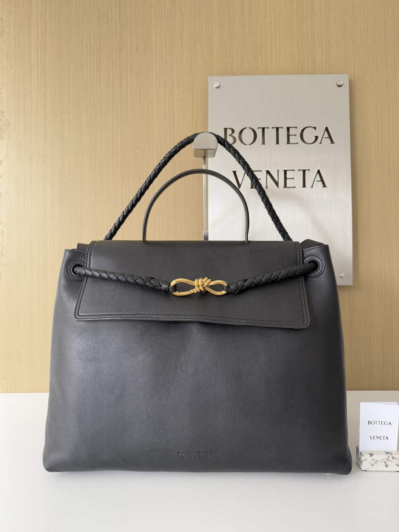 Bottega Veneta Large Ciao Ciao 826195 in Black Calfskin