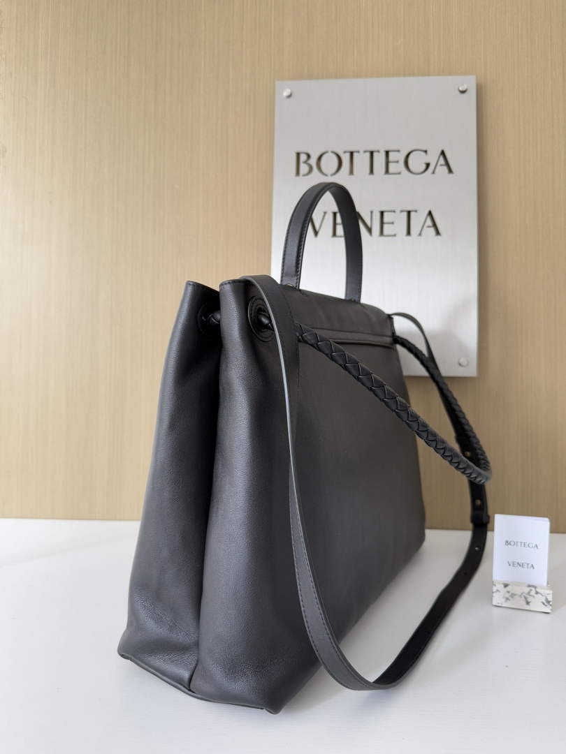 Bottega Veneta Large Ciao Ciao 826195 in Black Calfskin