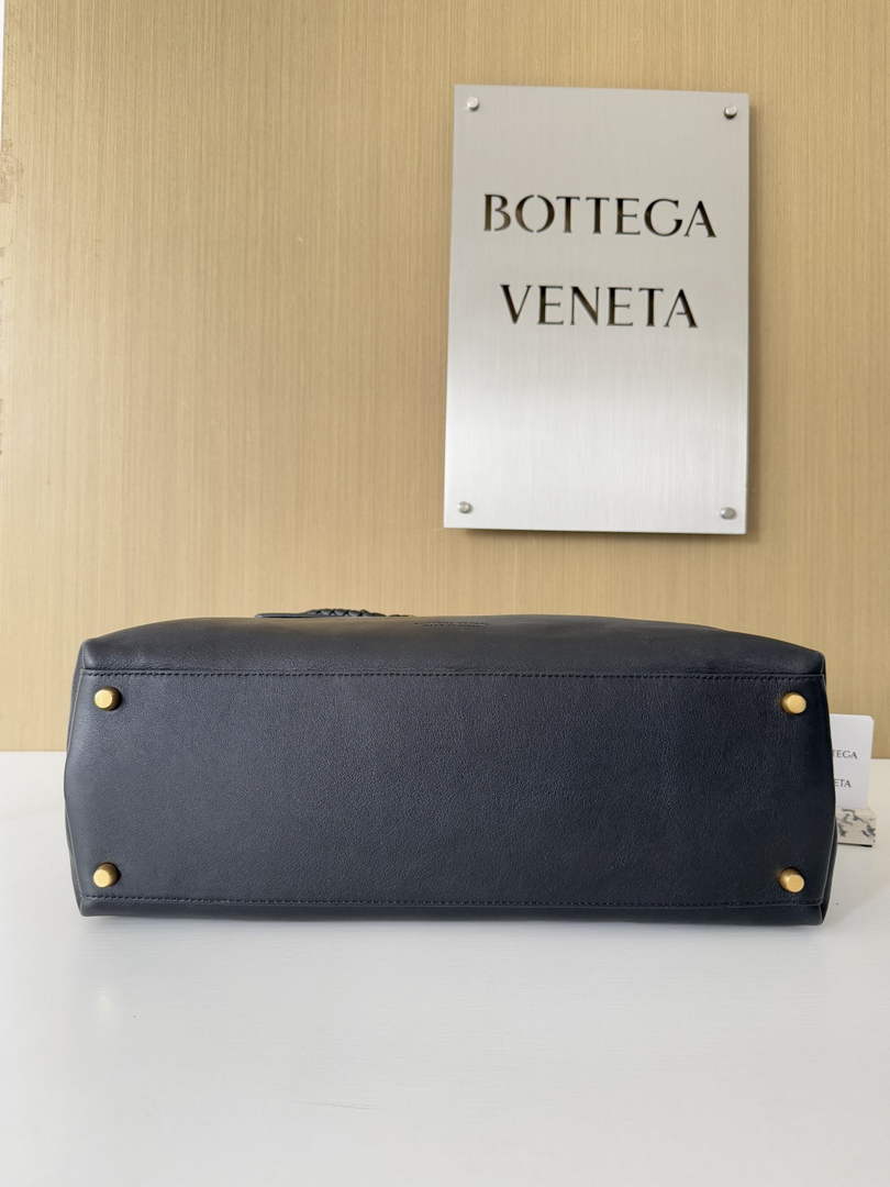 Bottega Veneta Large Ciao Ciao 826195 in Black Calfskin