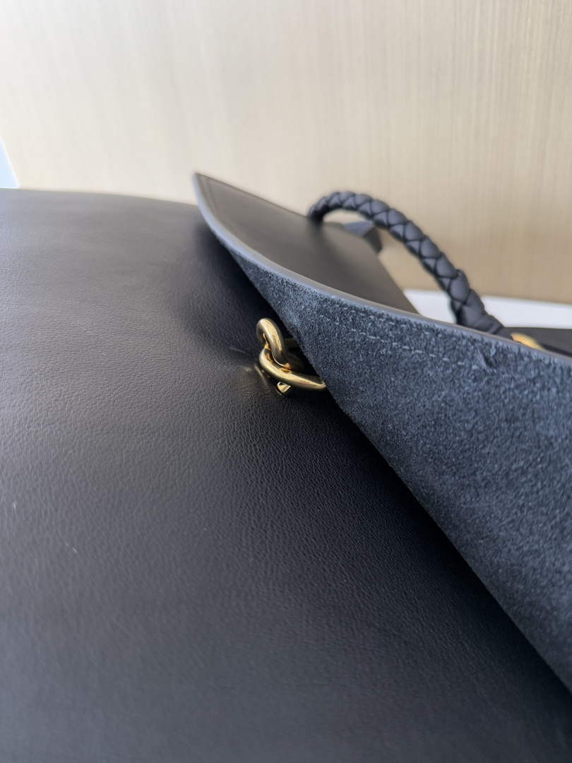 Bottega Veneta Large Ciao Ciao 826195 in Black Calfskin