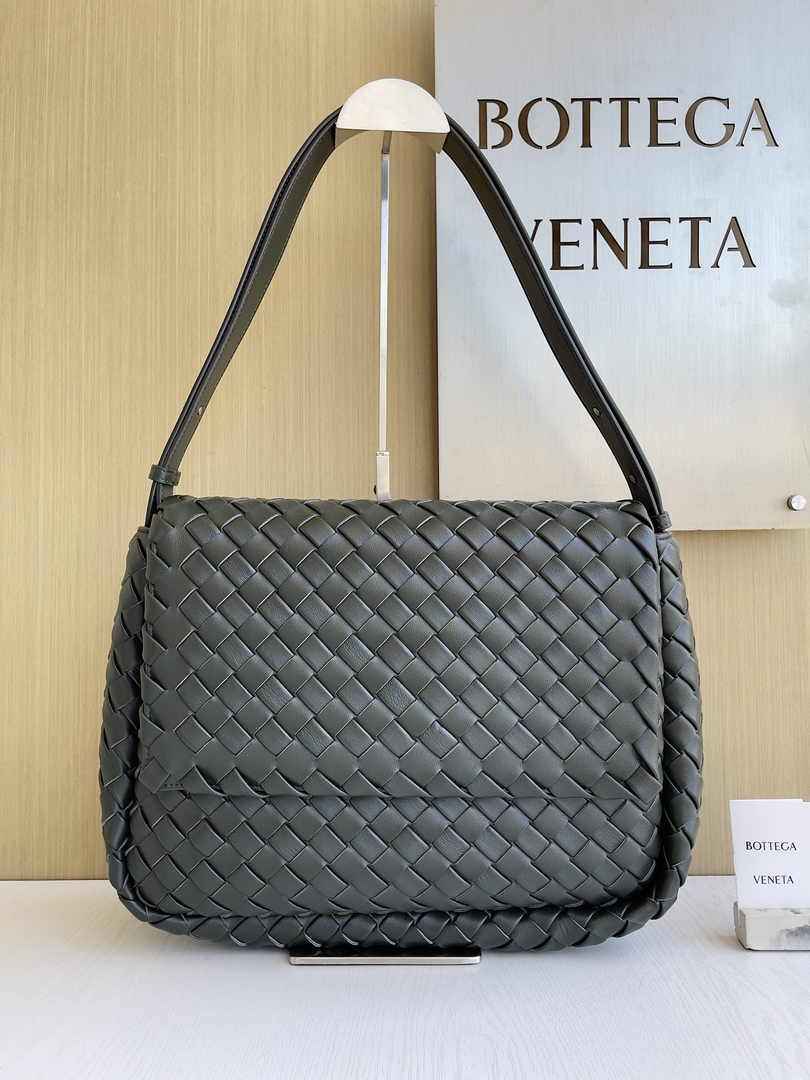 Bottega Veneta Large Cobble Messenger 755769 Calfskin Green