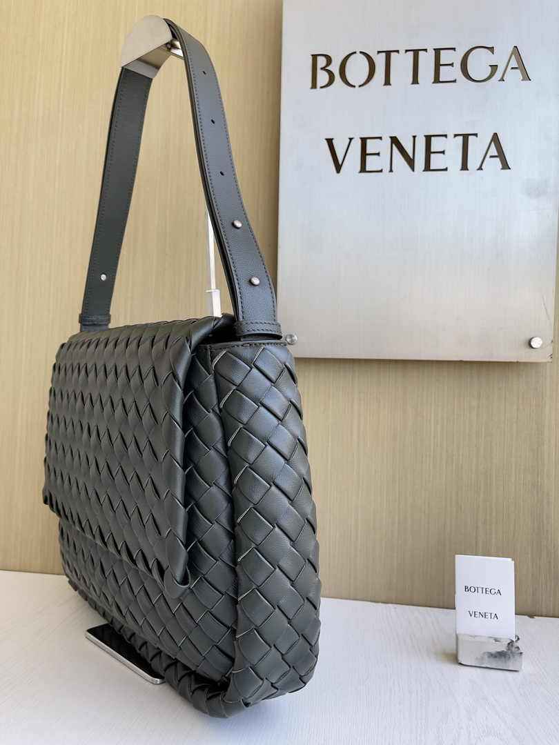 Bottega Veneta Large Cobble Messenger 755769 Calfskin Green