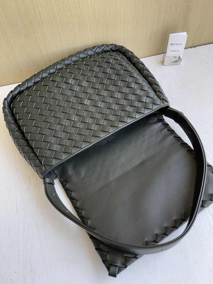 Bottega Veneta Large Cobble Messenger 755769 Calfskin Green