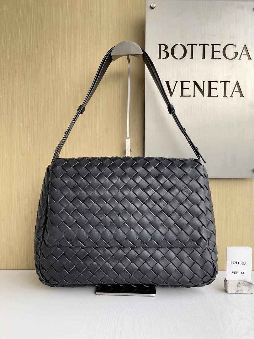 Bottega Veneta Large Cobble Messenger 755769 Calfskin Black